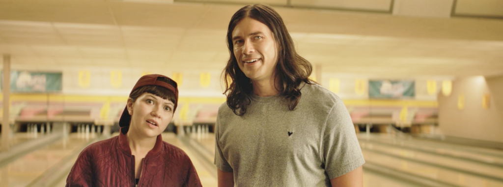 Meegwun Fairbrother et Victoria Gwendoline dans le film Lucky Strikes d’Apple TV+.